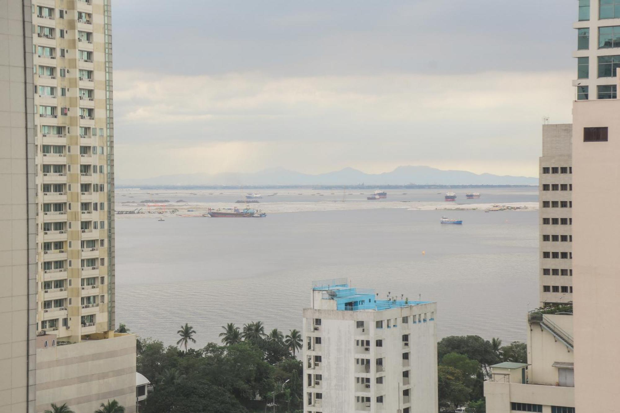 Pacific Bay Grand Suites Manila Exteriör bild