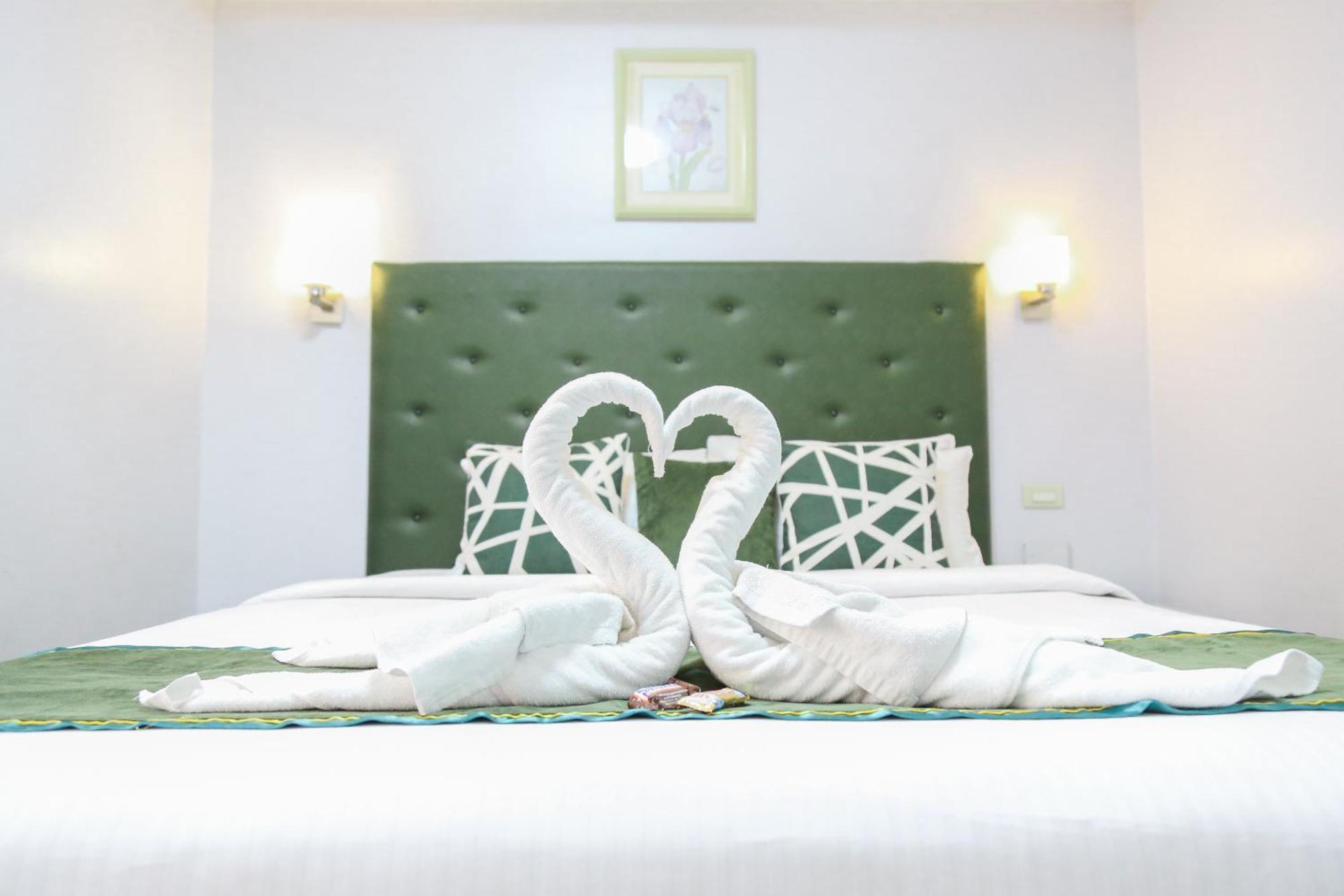 Pacific Bay Grand Suites Manila Exteriör bild