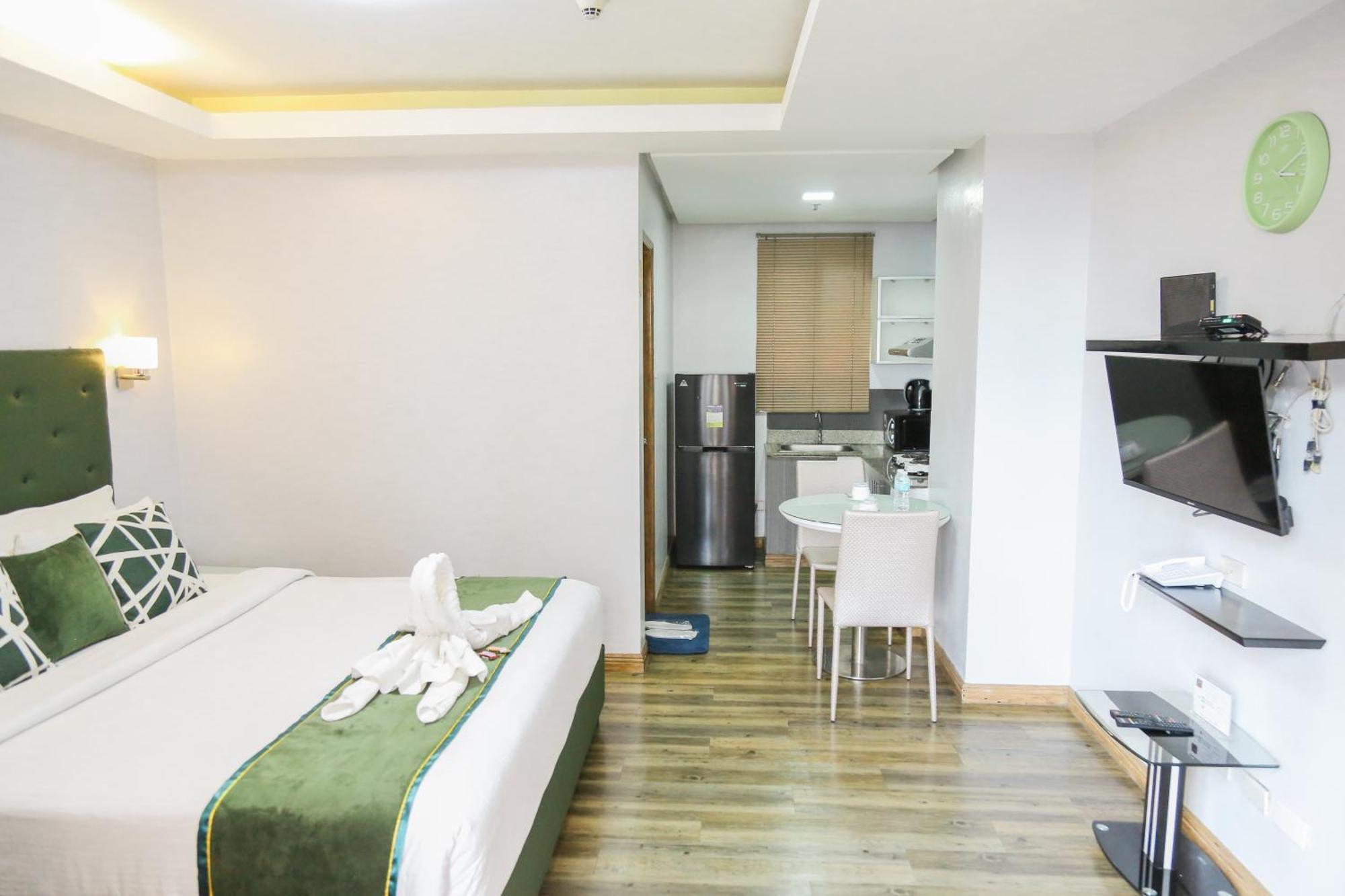 Pacific Bay Grand Suites Manila Exteriör bild