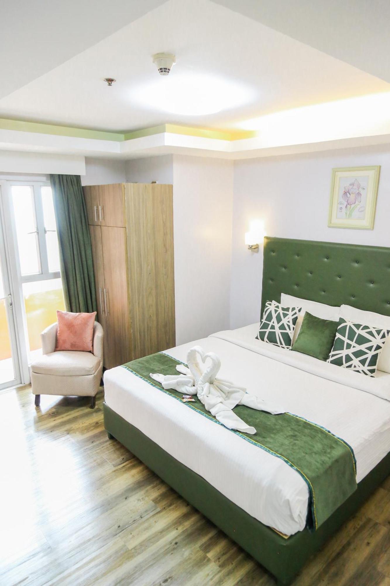 Pacific Bay Grand Suites Manila Exteriör bild